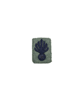 Vooroorlogs Nederlands vaardigheidsembleem geoefend handgranaatwerper voor manschappen en korporaal bij de infanterie. Het embleem is gemaakt van blauw draad en geborduurd op veldgrijze stof.