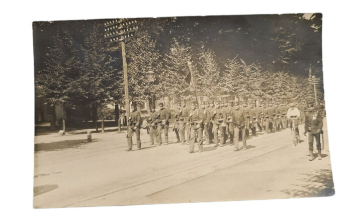 Foto 1e regiment infanterie met vaandel Assen