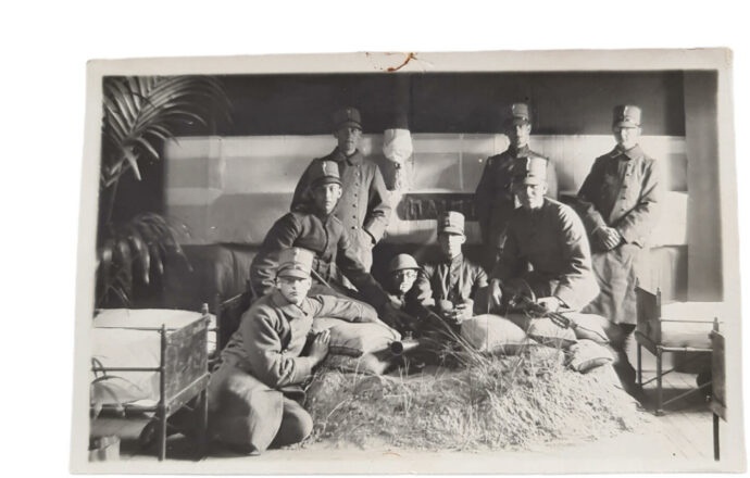 Foto Nederlandse militairen in stelling op de slaapzaal met Lewis M.20